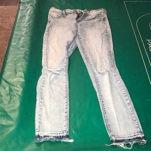 Bullhead Light-Wash Jeans